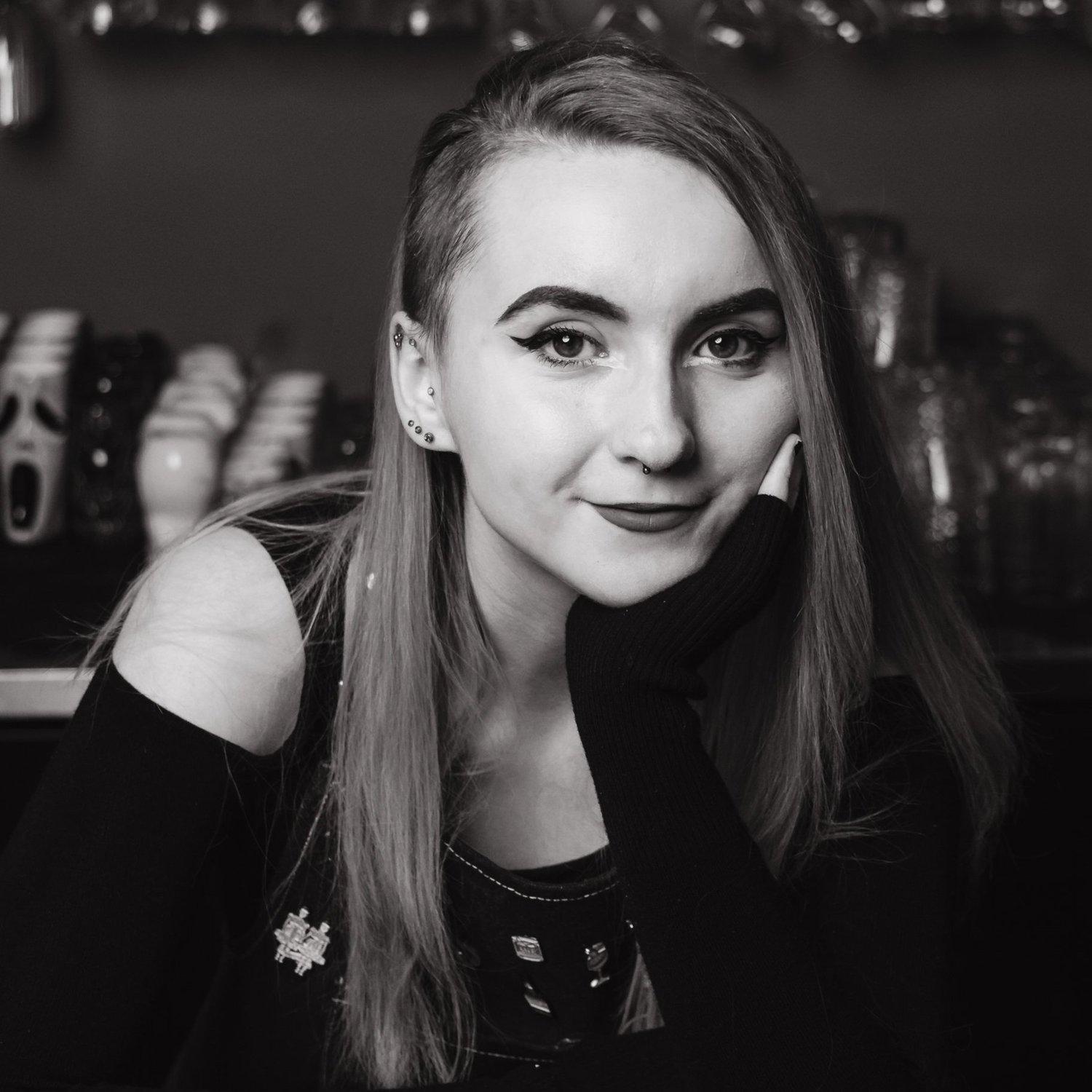 Amanda Jade, Bar Manager